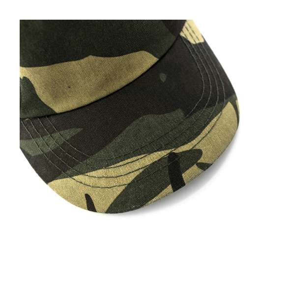 Gorra de 5 paneles en material 100% algodón y diseño de camuflaje. Con orificios de ventilación bordados y cierre ajustable de velcro.