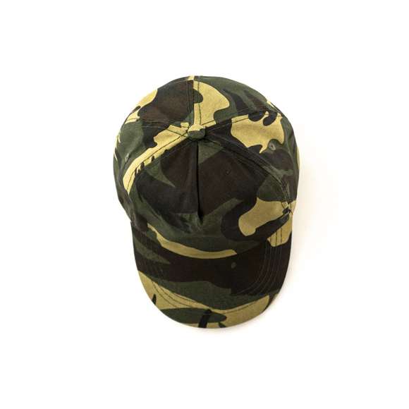 Gorra de 5 paneles en material 100% algodón y diseño de camuflaje. Con orificios de ventilación bordados y cierre ajustable de velcro.