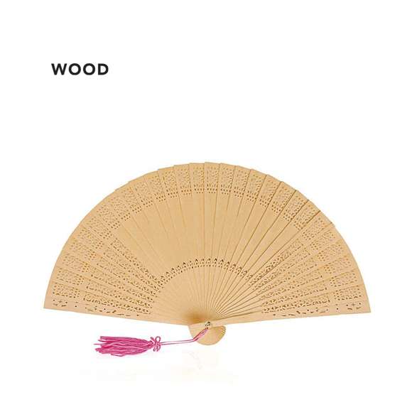 Abanico de varillas de madera natural troquelada. Con cinta pompom de transporte y presentado en caja individual.