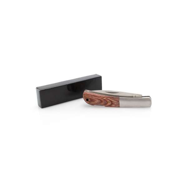 Navaja con hoja en acero inox y empuñadura en combinación de madera natural con acero inox. Con bloqueo de seguridad, troquelado en mango y presentada en caja individual.
