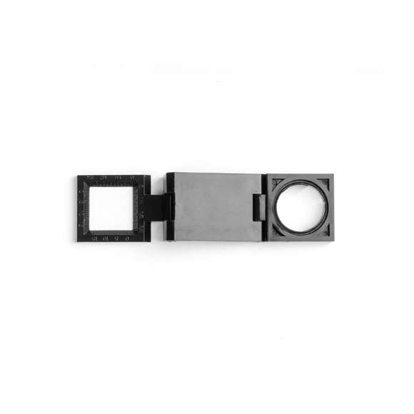 Lupa plegable cuentahilos de 7 aumentos. Con regla de medición integrada en cuerpo y presentada en caja individual.