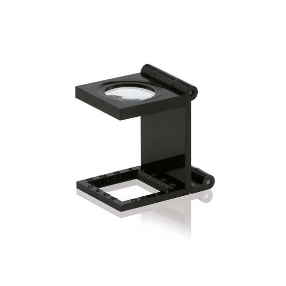Lupa plegable cuentahilos de 7 aumentos. Con regla de medición integrada en cuerpo y presentada en caja individual.