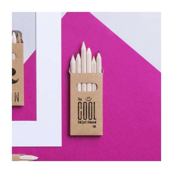  	Set de 6 lápices en caja de cartón natural con ventana. Lápices de madera con cuerpo hexagonal de acabado natural y minas en variada gama de colores.