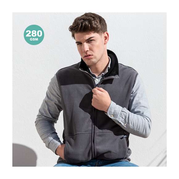 Chaleco en cálido y suave polar fleece de 280g/m2 con tratamiento anti-pilling. Con cuello de interior en color, cierre de cremallera con cinta en tirador, bolsillos laterales de cremallera y cintura elástica. Disponible en tallas M, L, XL, XXL.