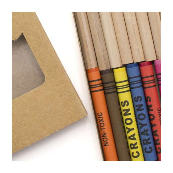 Set de 19 piezas en estuche con cuerpo en cartón natural con ventana y bandeja interior. Contiene ceras de cuerpo cilíndrico y lápices de madera natural de cuerpo hexagonal en variados colores.