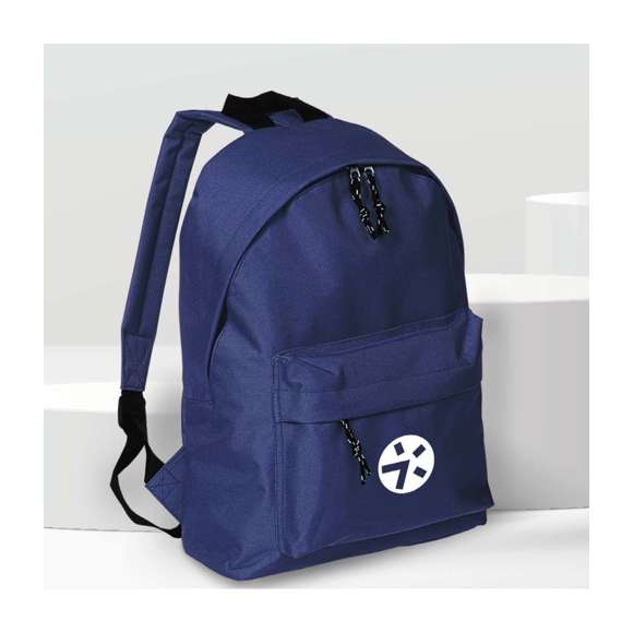 Mochila en resistente poliéster 600D. Con cierre de cremallera y bolsillo en frontal, de desenfadado diseño en variada gama de colores. Con esquinas reforzadas, tiradores con cinta para fácil apertura y Accesorios en color negro. Espalda acolchada y cintas de hombros ajustables con acolchado.