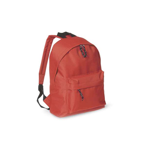 Mochila en resistente poliéster 600D. Con cierre de cremallera y bolsillo en frontal, de desenfadado diseño en variada gama de colores. Con esquinas reforzadas, tiradores con cinta para fácil apertura y Accesorios en color negro. Espalda acolchada y cintas de hombros ajustables con acolchado.