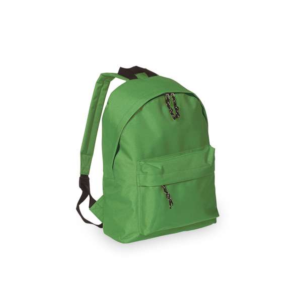 Mochila en resistente poliéster 600D. Con cierre de cremallera y bolsillo en frontal, de desenfadado diseño en variada gama de colores. Con esquinas reforzadas, tiradores con cinta para fácil apertura y Accesorios en color negro. Espalda acolchada y cintas de hombros ajustables con acolchado.