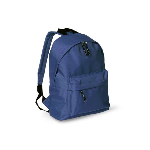 Mochila en resistente poliéster 600D. Con cierre de cremallera y bolsillo en frontal, de desenfadado diseño en variada gama de colores. Con esquinas reforzadas, tiradores con cinta para fácil apertura y Accesorios en color negro. Espalda acolchada y cintas de hombros ajustables con acolchado.
