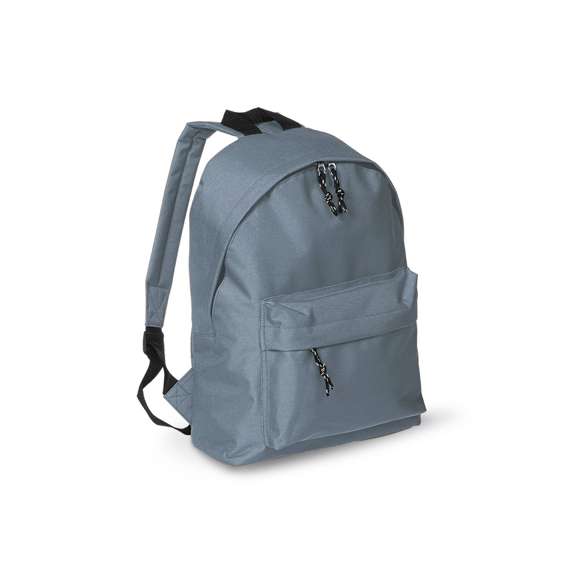 Mochila en resistente poliéster 600D. Con cierre de cremallera y bolsillo en frontal, de desenfadado diseño en variada gama de colores. Con esquinas reforzadas, tiradores con cinta para fácil apertura y Accesorios en color negro. Espalda acolchada y cintas de hombros ajustables con acolchado.