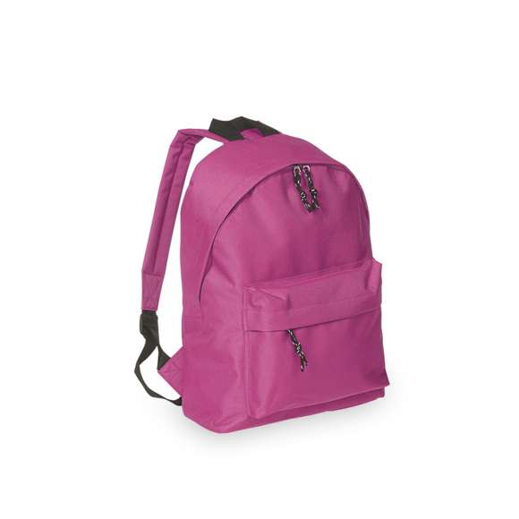 Mochila en resistente poliéster 600D. Con cierre de cremallera y bolsillo en frontal, de desenfadado diseño en variada gama de colores. Con esquinas reforzadas, tiradores con cinta para fácil apertura y Accesorios en color negro. Espalda acolchada y cintas de hombros ajustables con acolchado.