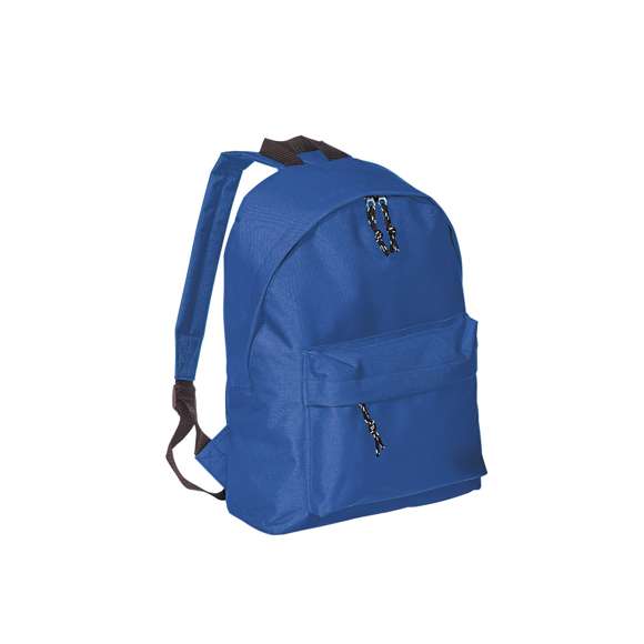 Mochila en resistente poliéster 600D. Con cierre de cremallera y bolsillo en frontal, de desenfadado diseño en variada gama de colores. Con esquinas reforzadas, tiradores con cinta para fácil apertura y Accesorios en color negro. Espalda acolchada y cintas de hombros ajustables con acolchado.