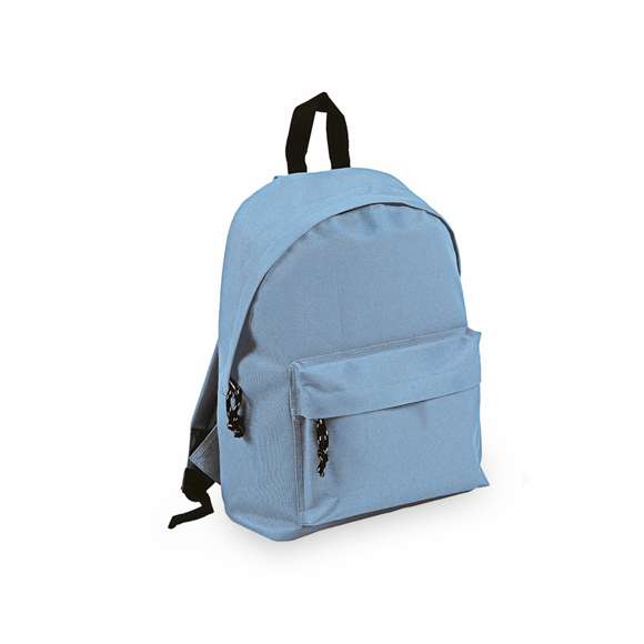 Mochila en resistente poliéster 600D. Con cierre de cremallera y bolsillo en frontal, de desenfadado diseño en variada gama de colores. Con esquinas reforzadas, tiradores con cinta para fácil apertura y Accesorios en color negro. Espalda acolchada y cintas de hombros ajustables con acolchado.