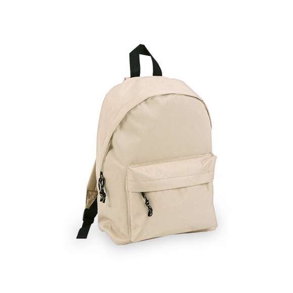 Mochila en resistente poliéster 600D. Con cierre de cremallera y bolsillo en frontal, de desenfadado diseño en variada gama de colores. Con esquinas reforzadas, tiradores con cinta para fácil apertura y Accesorios en color negro. Espalda acolchada y cintas de hombros ajustables con acolchado.