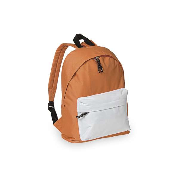 Mochila en resistente poliéster 600D. Con cierre de cremallera y bolsillo en frontal, de desenfadado diseño en variada gama de colores. Con esquinas reforzadas, tiradores con cinta para fácil apertura y Accesorios en color negro. Espalda acolchada y cintas de hombros ajustables con acolchado.