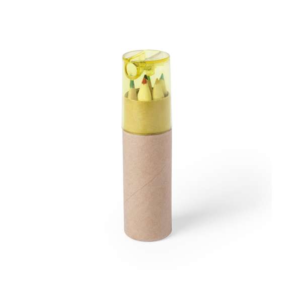  	Set de 7 piezas en estuche con cuerpo en cartón natural y capucha transparente en variados colores. Incluye 6 lápices de madera con cuerpo hexagonal de acabado natural y sacapuntas integrado en tapadera.