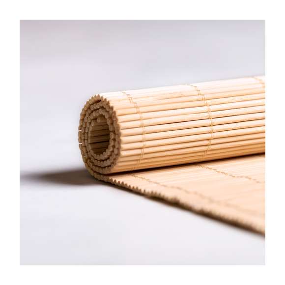 Salvamantel plegable de diseño rectangular en madera de bambú de variados colores. Con refuerzos en resistente hilo.