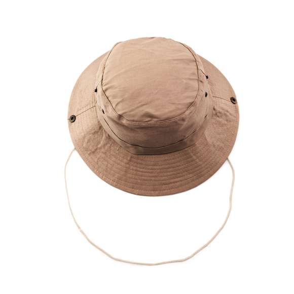 Gorro tipo safari en material 100% algodón. De confortable interior y con orificios de ventilación laterales reforzados con argollas metálicas. Ala ajustable con cierres de corchete metálicos y cordón de transporte a juego.