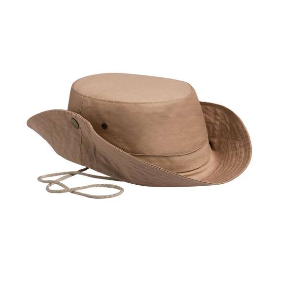 Gorro tipo safari en material 100% algodón. De confortable interior y con orificios de ventilación laterales reforzados con argollas metálicas. Ala ajustable con cierres de corchete metálicos y cordón de transporte a juego.