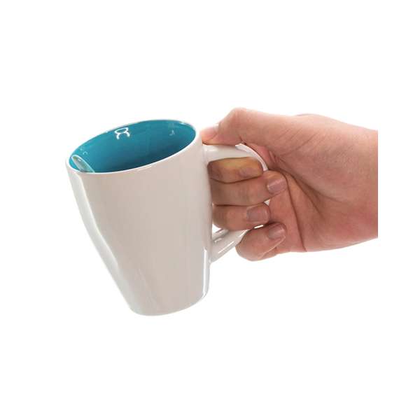Taza de cerámica de 350ml de capacidad en divertida combinación de exterior en color blanco e interior en gama de vivos colores. Con cuchara de cerámica a juego integrada en asa y presentada en caja individual.Disponible manual de instrucciones en español e inglés.