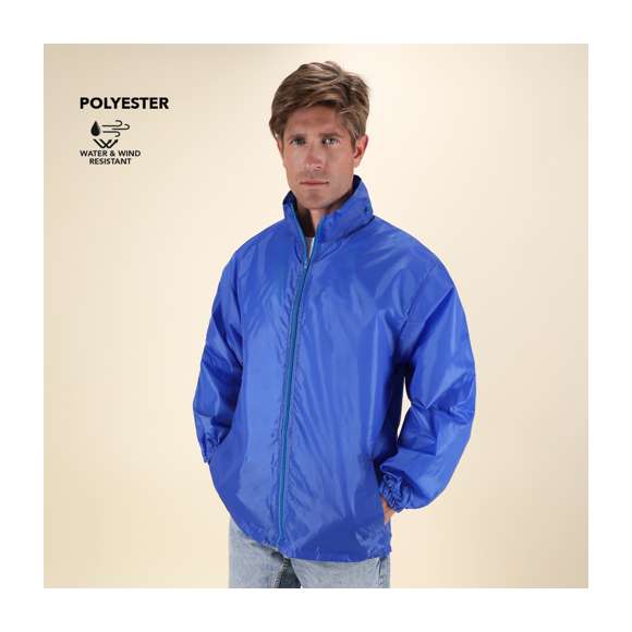 Impermeable en resistente poliéster 190T en variada gama de colores. Con capucha de cremallera integrada en cuello y cordones de ajuste, cierre principal de cremallera y bolsillos laterales. Disponible en tallas M-L, XL-XXL.