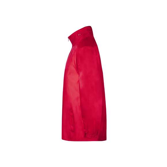 Impermeable en resistente poliéster 190T en variada gama de colores. Con capucha de cremallera integrada en cuello y cordones de ajuste, cierre principal de cremallera y bolsillos laterales. Disponible en tallas M-L, XL-XXL.