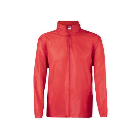 Impermeable en resistente poliéster 190T en variada gama de colores. Con capucha de cremallera integrada en cuello y cordones de ajuste, cierre principal de cremallera y bolsillos laterales. Disponible en tallas M-L, XL-XXL.