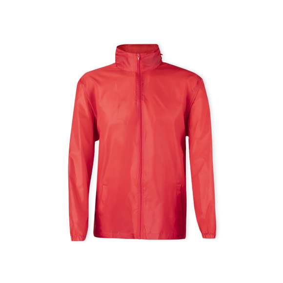 Impermeable en resistente poliéster 190T en variada gama de colores. Con capucha de cremallera integrada en cuello y cordones de ajuste, cierre principal de cremallera y bolsillos laterales. Disponible en tallas M-L, XL-XXL.