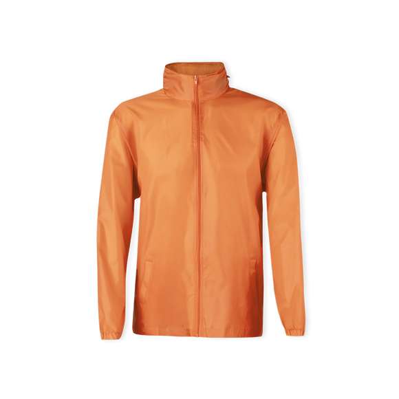 Impermeable en resistente poliéster 190T en variada gama de colores. Con capucha de cremallera integrada en cuello y cordones de ajuste, cierre principal de cremallera y bolsillos laterales. Disponible en tallas M-L, XL-XXL.