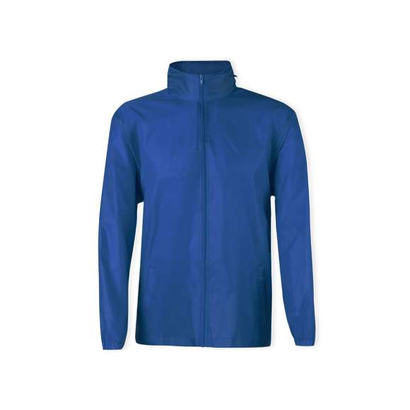 Impermeable en resistente poliéster 190T en variada gama de colores. Con capucha de cremallera integrada en cuello y cordones de ajuste, cierre principal de cremallera y bolsillos laterales. Disponible en tallas M-L, XL-XXL.