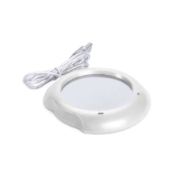 Calentador de tazas con conexión USB y de superficie metálica, especialmente diseñada para mantener el calor. De elegante diseño en color gris y compatible con tazas de hasta 7,4cm de diámetro, incorpora interruptor en la parte trasera y luces de estado. Presentada en caja individual.