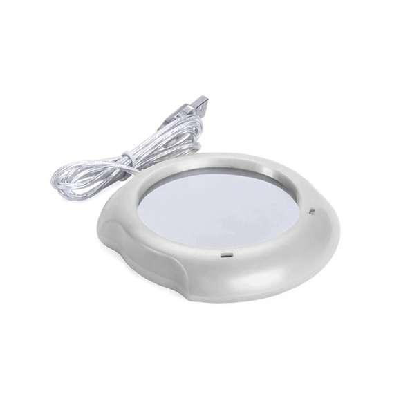 Calentador de tazas con conexión USB y de superficie metálica, especialmente diseñada para mantener el calor. De elegante diseño en color gris y compatible con tazas de hasta 7,4cm de diámetro, incorpora interruptor en la parte trasera y luces de estado. Presentada en caja individual.