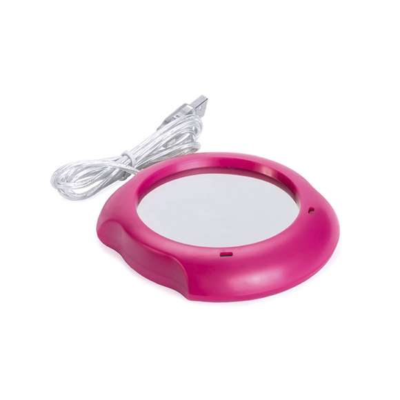 Calentador de tazas con conexión USB y de superficie metálica, especialmente diseñada para mantener el calor. De elegante diseño en color gris y compatible con tazas de hasta 7,4cm de diámetro, incorpora interruptor en la parte trasera y luces de estado. Presentada en caja individual.