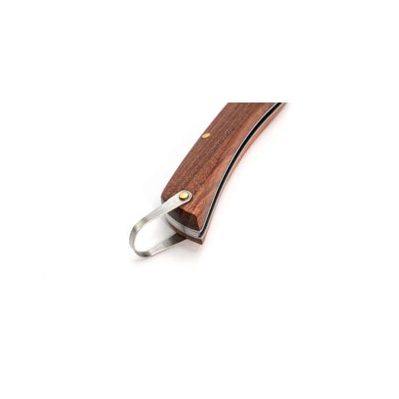 Navaja con hoja en acero inox y empuñadura en madera natural con accesorio de ajuste. Presentada en caja individual.