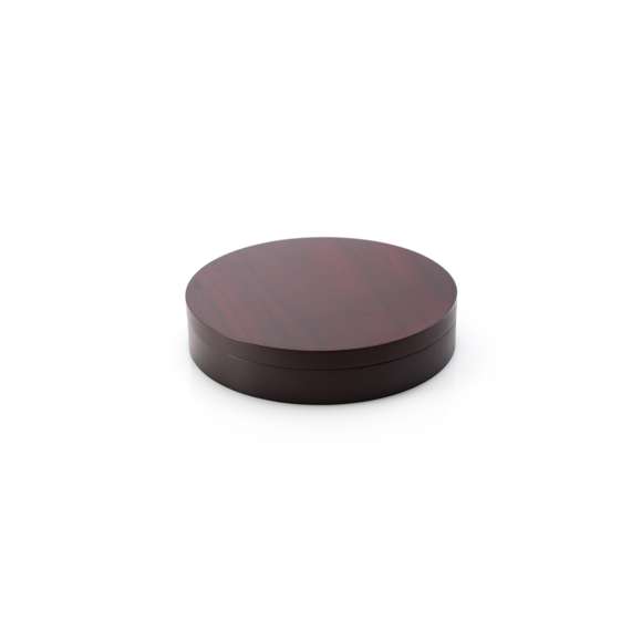 Set de vinos de elegante diseño circular con acabado en madera natural. Accesorios de acero inox y madera. Incluye sacacorchos con cortacápsulas y abridor, tapón, dosificador, recogegotas y termómetro. Presentado en estuche individual con interior en suave espuma troquelada de color beige.