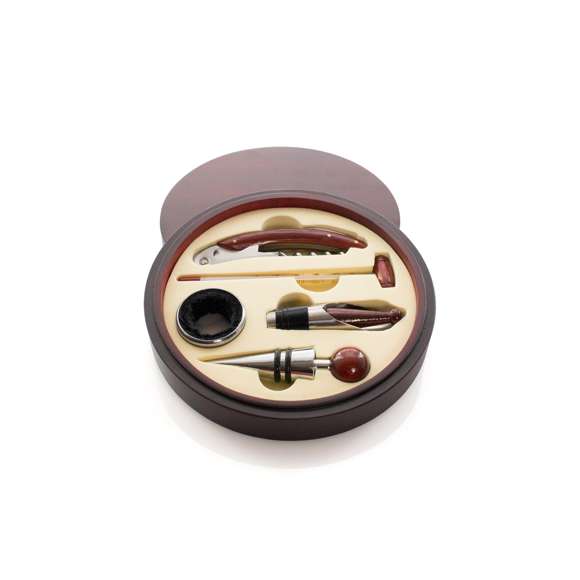 Set de vinos de elegante diseño circular con acabado en madera natural. Accesorios de acero inox y madera. Incluye sacacorchos con cortacápsulas y abridor, tapón, dosificador, recogegotas y termómetro. Presentado en estuche individual con interior en suave espuma troquelada de color beige.