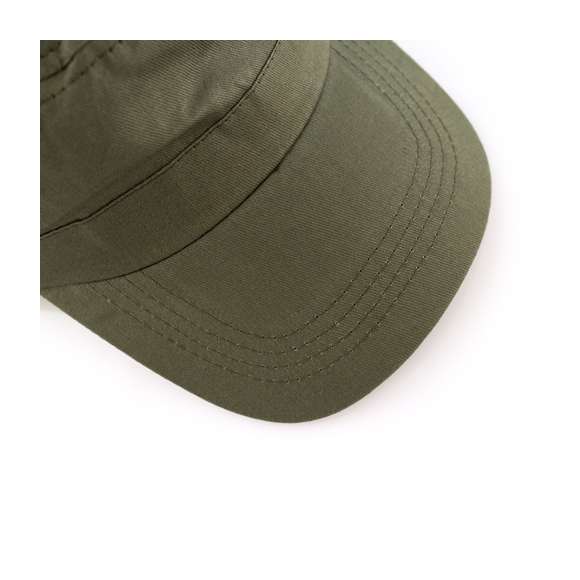 Gorra tipo militar en material 100% algodón peinado y sobrios colores. Con orificios de ventilación laterales reforzados con argolla metálicas y cierre ajustable de velcro.