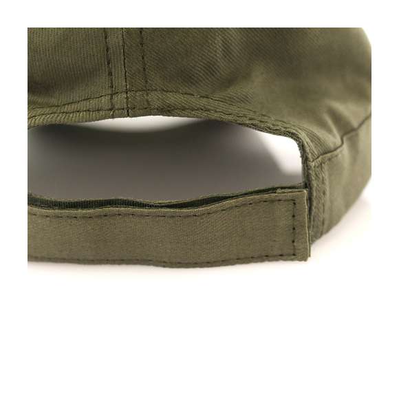 Gorra tipo militar en material 100% algodón peinado y sobrios colores. Con orificios de ventilación laterales reforzados con argolla metálicas y cierre ajustable de velcro.