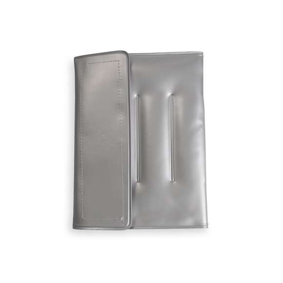 Enfriador para botellas fabricado en resistente PVC, con cierre ajustable de velcro. Líquido refrigerante interior y acabado termo sellado. Disponible en variada gama de colores.