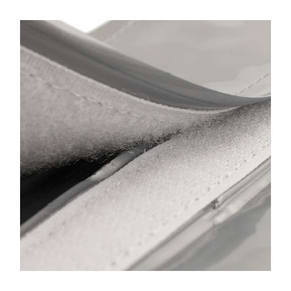 Enfriador para botellas fabricado en resistente PVC, con cierre ajustable de velcro. Líquido refrigerante interior y acabado termo sellado. Disponible en variada gama de colores.