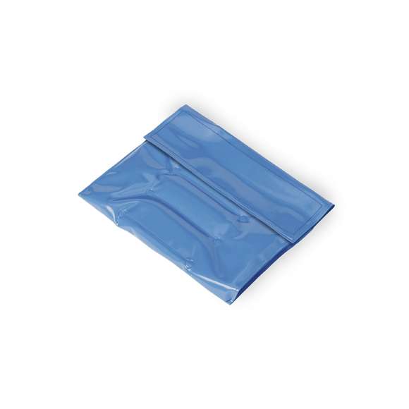 Enfriador para botellas fabricado en resistente PVC, con cierre ajustable de velcro. Líquido refrigerante interior y acabado termo sellado. Disponible en variada gama de colores.