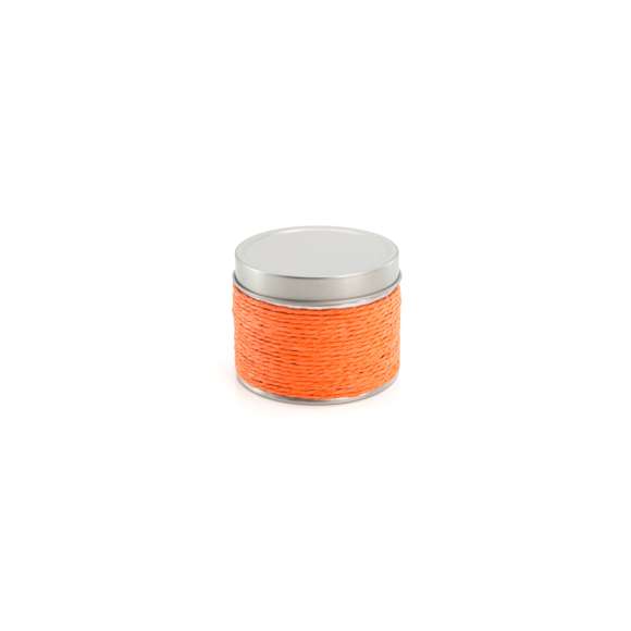  	Vela aromática con envase metálico y cuerpo revestido de hilo en variada gama de colores. Disponible en aromas vainilla, naranja y chocolate.