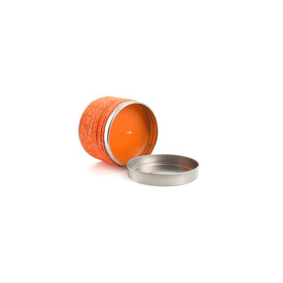  	Vela aromática con envase metálico y cuerpo revestido de hilo en variada gama de colores. Disponible en aromas vainilla, naranja y chocolate.