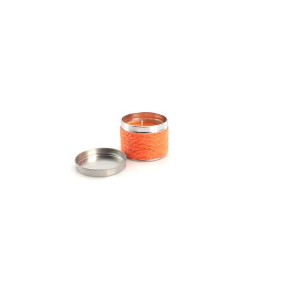  	Vela aromática con envase metálico y cuerpo revestido de hilo en variada gama de colores. Disponible en aromas vainilla, naranja y chocolate.