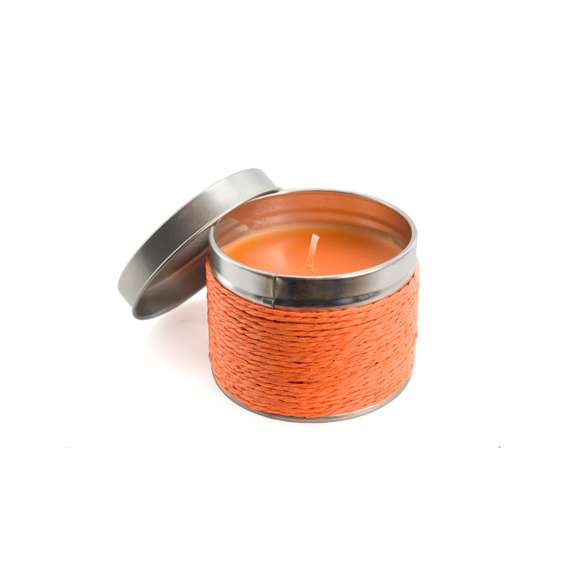  	Vela aromática con envase metálico y cuerpo revestido de hilo en variada gama de colores. Disponible en aromas vainilla, naranja y chocolate.