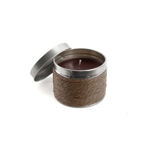  	Vela aromática con envase metálico y cuerpo revestido de hilo en variada gama de colores. Disponible en aromas vainilla, naranja y chocolate.