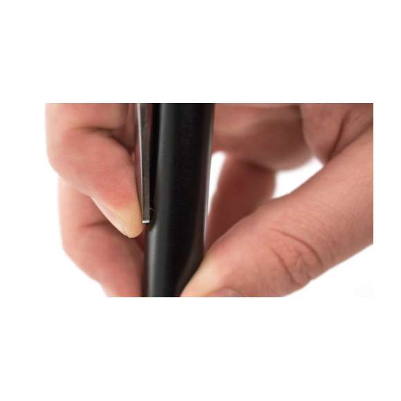 Linterna LED con suave cuerpo en sobrios colores. Con mecanismo de activación en clip metálico.