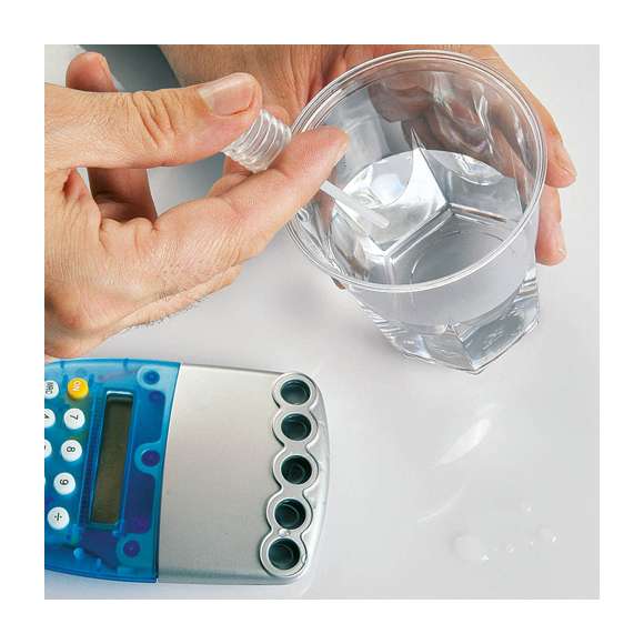 Calculadora ecológica de 8 dígitos en original diseño bicolor y funcionamiento con agua. Teclas de suave acabado, dosificador incluido y presentada en caja individual.