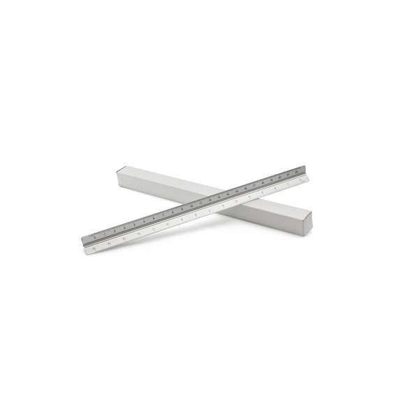 Escalímetro de aluminio en diseño triangular de 30cm. Escalas 1:20/1:25/1:50/1:75/1:100. Con cara lisa para marcaje. Presentado en caja individual.