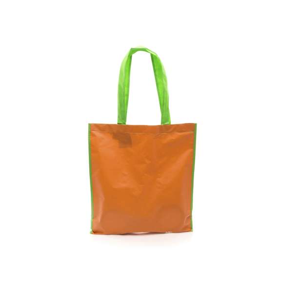 Bolsa en resistente material PET reciclado en variada gama de vivos colores brillantes. Con asas largas de 60cm en verde y reforzadas en nylon. Fuelle en verde reforzado con ribetes. De acabado cosido y resistencia hasta 12kg de peso.